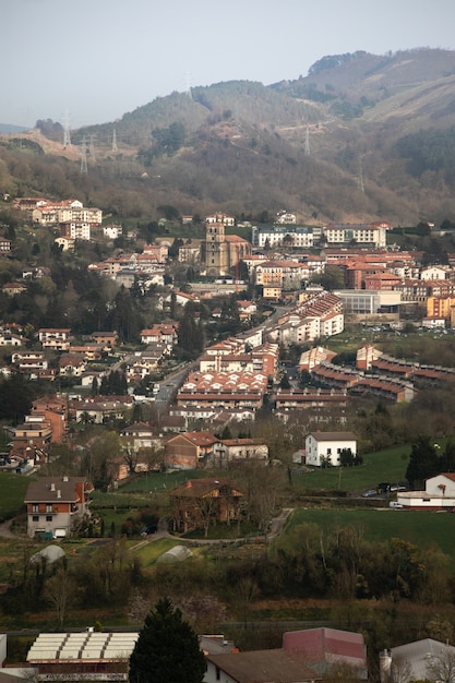 Guarda il villaggio di Oiartzun circondato da montagne nei Paesi Baschi.