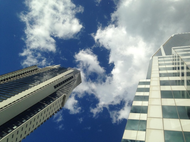 Guarda in alto per vedere il cielo blu e gli edifici per uffici aziendali