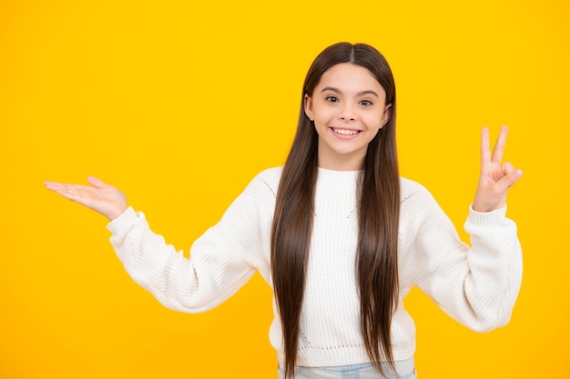 Guarda l'annuncio I punti del bambino adolescente a parte mostrano lo spazio vuoto della copia per la presentazione dell'idea promozionale del testo pone su sfondo giallo