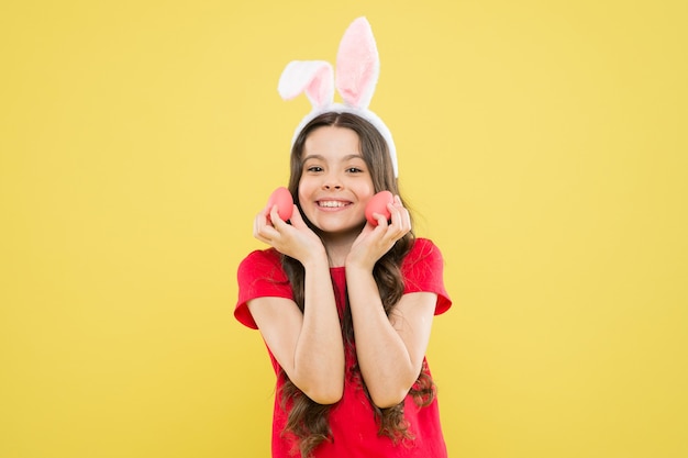 Guarda là. Buone vacanze primaverili di Pasqua. sano e felice. concetto di felicità infantile. Pronto per la Pasqua. bambina indossa orecchie da coniglio. buona Pasqua. Celebrazione del coniglietto il giorno di Pasqua.