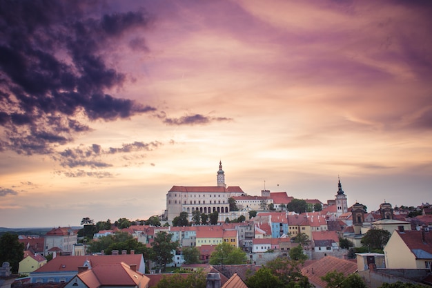 Guarda la città con il morbido cielo rosa