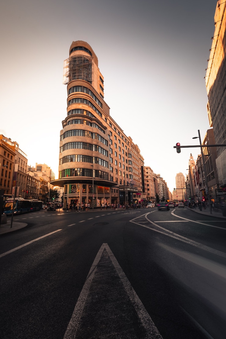 Guarda la Gran Via di Madrid con i suoi teatri iconici