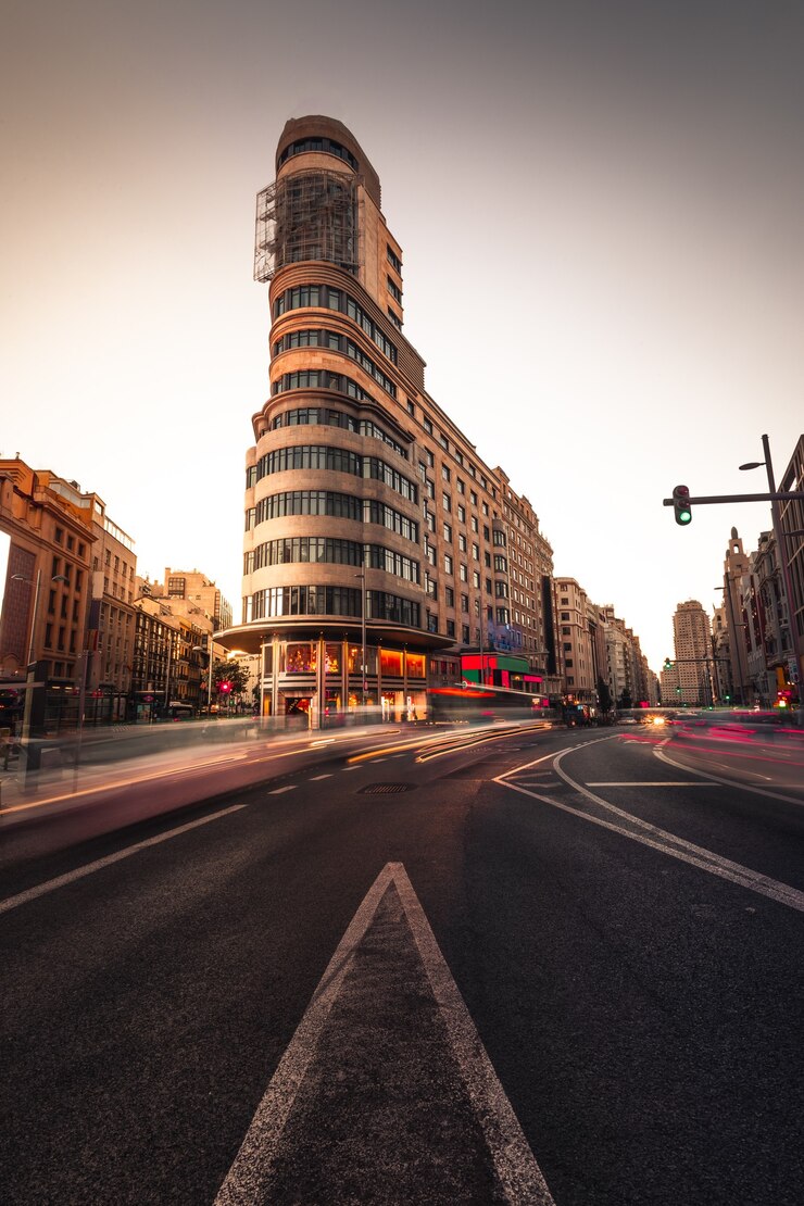 Guarda la Gran Via di Madrid con i suoi teatri iconici