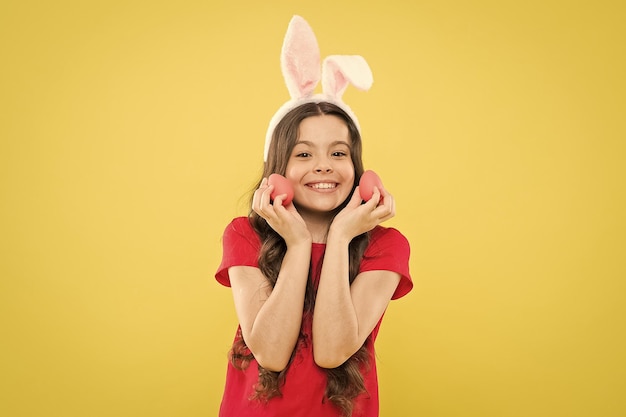 Guarda laggiù Buone vacanze di primavera di Pasqua sana e felice infanzia felicità concetto Pronto a Pasqua bambina bambino indossare orecchie da coniglio buona Pasqua Bunny celebrazione il giorno di Pasqua
