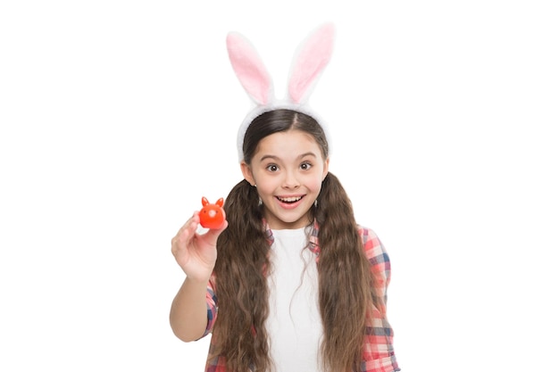 Guarda quell'uovo di Pasqua caccia infanzia felicità tradizionale vacanza primaverile bambino in costume da coniglio divertendosi bambino felice indossare orecchie da coniglio allegra piccola ragazza gioca con lepre giocattolo felice giorno di pasqua