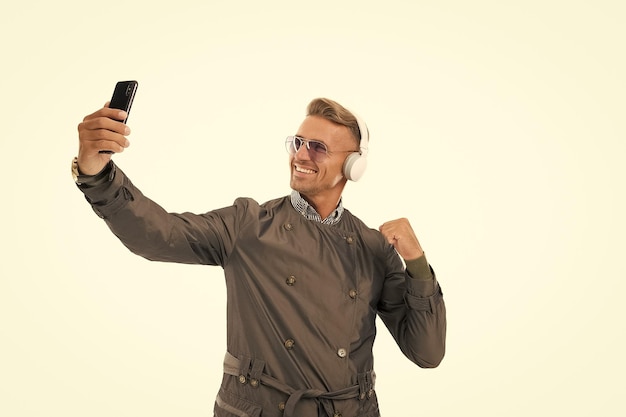 Guarda questa forza L'uomo felice prende il braccio di flessione del selfie Scattare video selfie sullo smartphone