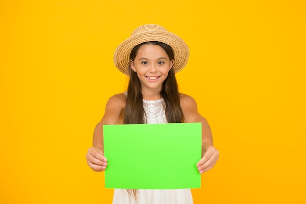 Guardalo annuncio di vacanza per bambino piccola ragazza indossare cappello di paglia spiaggia moda e bellezza infanzia felicità felice giorno dei bambini foglio di carta per lo spazio della copia attività estiva nel campo