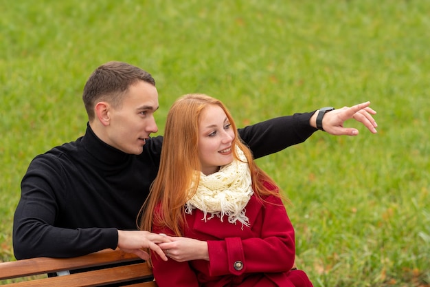 Guardando al futuro, giovane coppia romantica su una panchina del parco