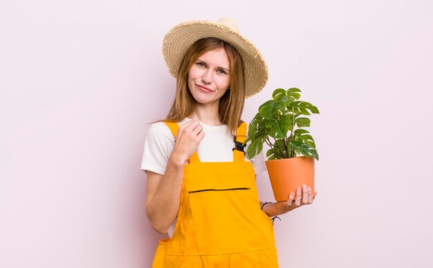 Guardando arrogante di successo positivo e orgoglioso