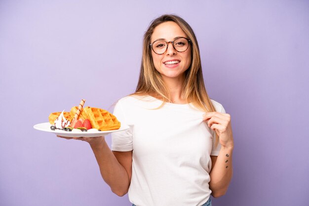 Guardando arrogante di successo positivo e orgoglioso