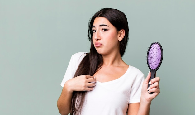 Guardando arrogante di successo positivo e orgoglioso