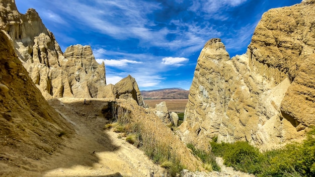 Guardando attraverso le formazioni rocciose nelle scogliere di argilla di Omarama