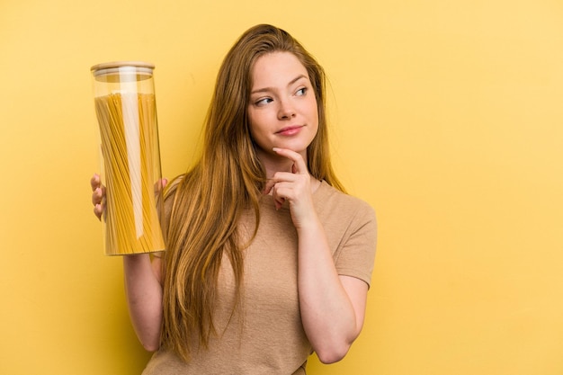 Guardando di lato con espressione dubbiosa e scettica