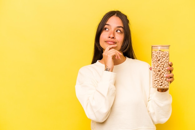 Guardando di lato con espressione dubbiosa e scettica