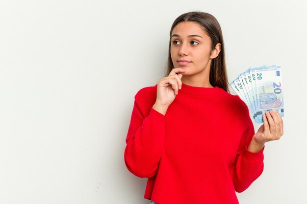 Guardando di lato con espressione dubbiosa e scettica