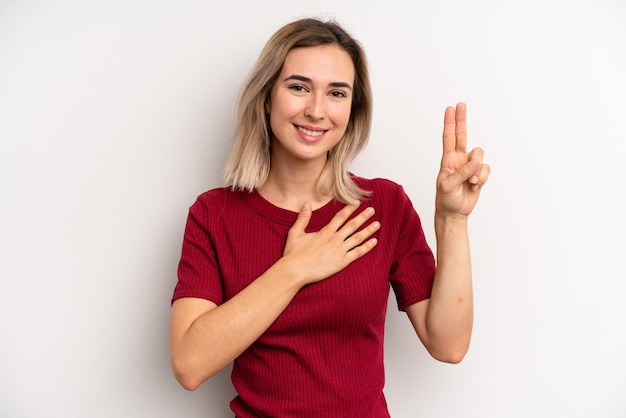 guardando felice fiducioso e affidabile sorridente e mostrando il segno di vittoria con un atteggiamento positivo