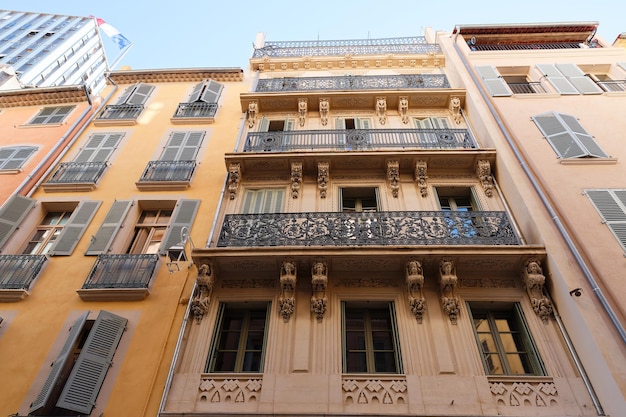 Guardando i dettagli architettonici di un vecchio condominio a Tolone in Francia