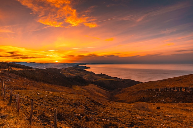 Guardando l'ultimo momento del sole al tramonto di Jaizkibel dall'alto. Paesi Baschi