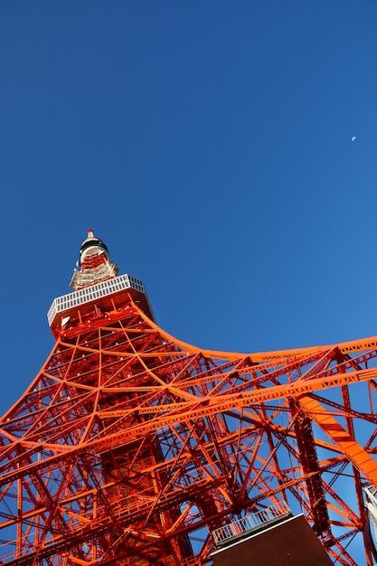 Guardando la torre di Tokyo e la mezzaluna