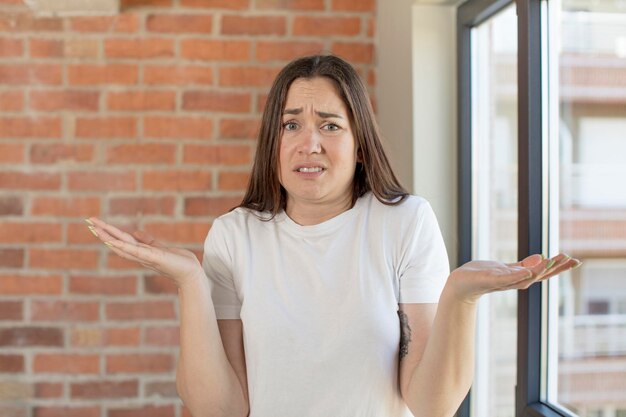 Guardando perplesso confuso e stressato chiedendosi tra diverse opzioni sentendosi incerto