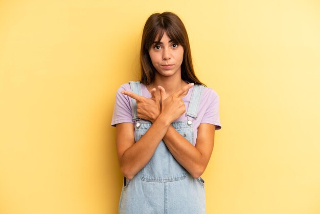 guardando perplesso e confuso insicuro e indicando in direzioni opposte con dubbi