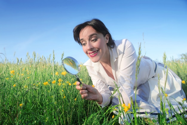 Guardando più da vicino in una lente d'ingrandimento