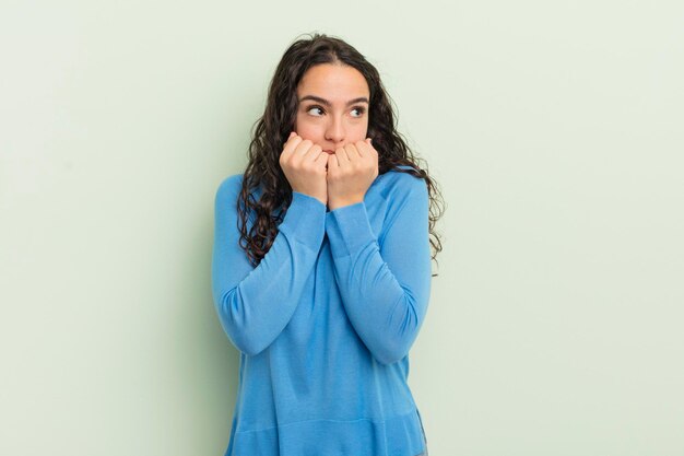 Guardando preoccupato, ansioso, stressato e impaurito, mangiarsi le unghie e guardare lo spazio laterale della copia