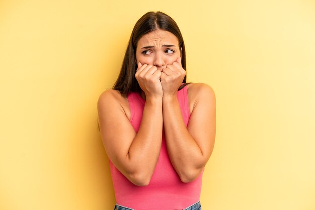 Guardando preoccupato, ansioso, stressato e impaurito, mangiarsi le unghie e guardare lo spazio laterale della copia