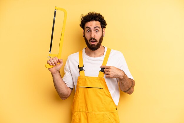 guardando scioccato e sorpreso con la bocca spalancata che punta a sé