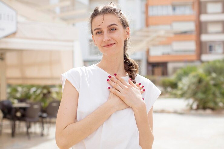 Foto guardando triste ferito e con il cuore spezzato tenendo entrambe le mani vicino al cuore piangendo e sentendosi depresso