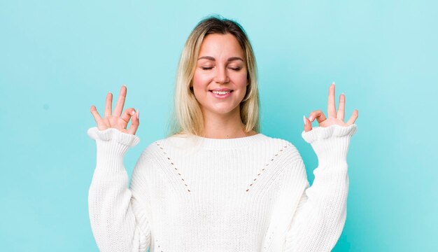 Guardare concentrato e meditare sentirsi soddisfatto e rilassato pensando o facendo una scelta