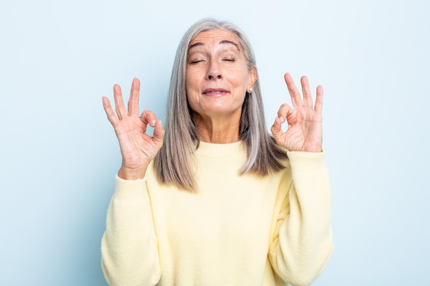 Guardare concentrato e meditare sentirsi soddisfatto e rilassato pensando o facendo una scelta