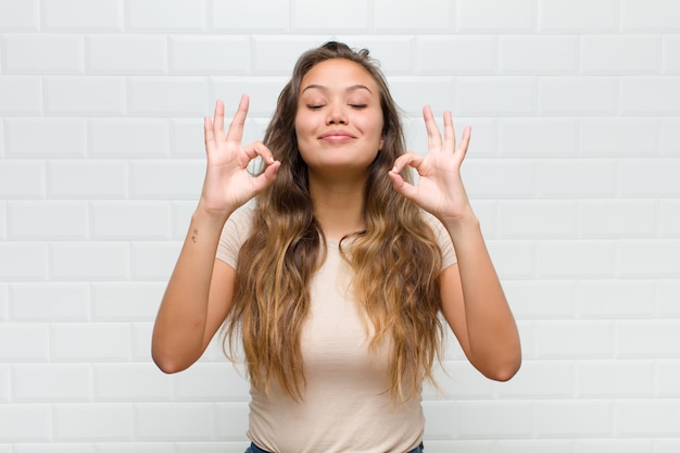 guardare concentrato e meditare, sentirsi soddisfatto e rilassato, pensare o fare una scelta