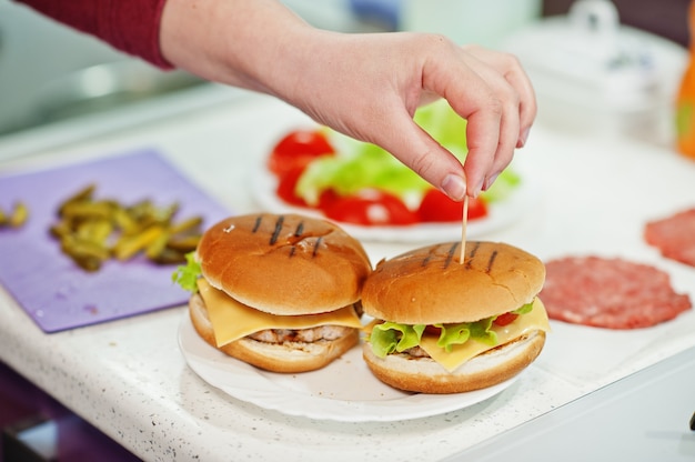 Guardare hamburger in cucina a casa durante il periodo di quarantena.