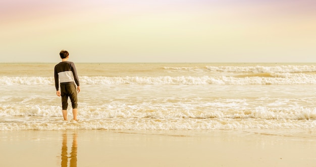 Guardare l&#39;uomo a ricoprire il mare