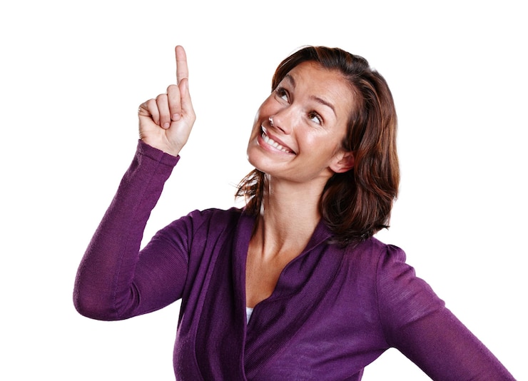 Foto guardare verso l'alto puntando la donna e felice in studio con sconto o promozione per la moda e la presentazione sorriso persona femminile e stile con gesto di sfondo bianco per informazioni o pubblicità