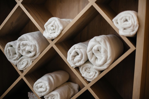 Guardaroba con asciugamani puliti nel salone di bellezza Spa.