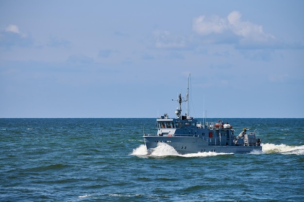 Guardia costiera, salvataggio e pattuglia di supporto per la difesa a vela nel mare blu. Nave pattuglia della Marina che protegge le frontiere dell'acqua e la pesca. Nave militare, nave da guerra, corazzata. Flotta baltica, marina russa