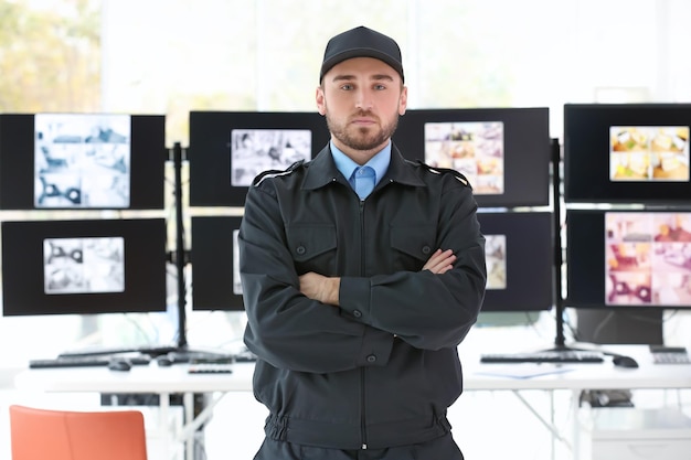 Guardia di sicurezza maschile nella sala di sorveglianza