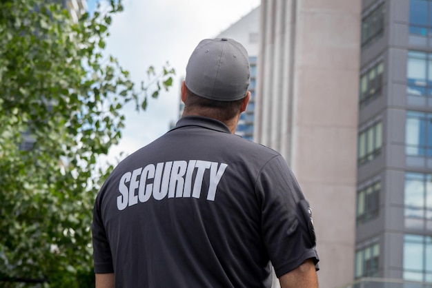 Guardia giurata in uniforme che pattuglia una zona residenziale.