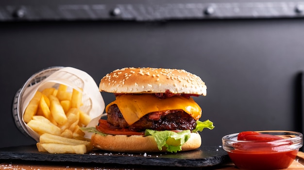 Guarnire hamburger fatti in casa con patatine fritte e ketchup