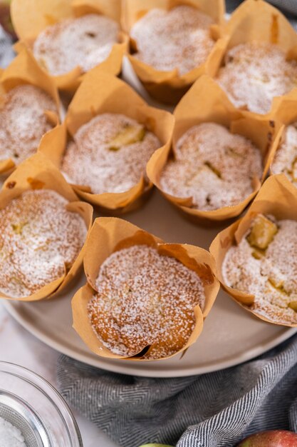 Guarnire il muffin sharlotka di mele appena sfornato spolverato con zucchero a velo.