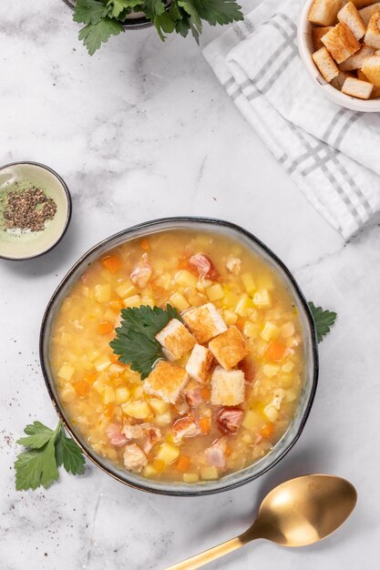 Guarnire la zuppa di piselli di lenticchie con il prosciutto