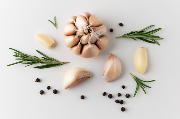 Guarnizione e ingredienti alimentari Pepe nero Rosmarino Spicchi d'aglio e pezzi di aglio crudo