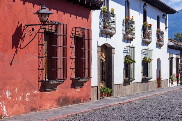 Guatemala colorate strade coloniali di Antigua nel centro storico della città Barrio Historico