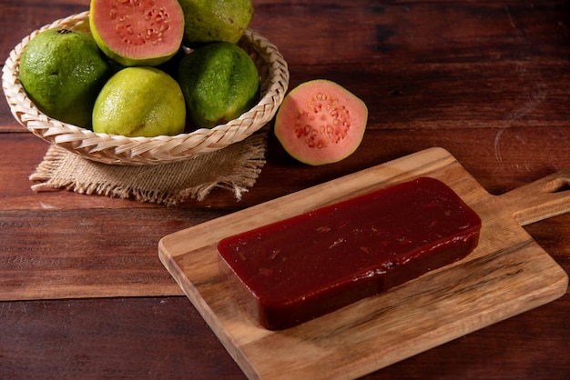 guava dolce con formaggio Minas su uno sfondo di legno rustico