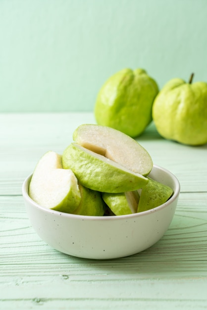 guava fresca affettata