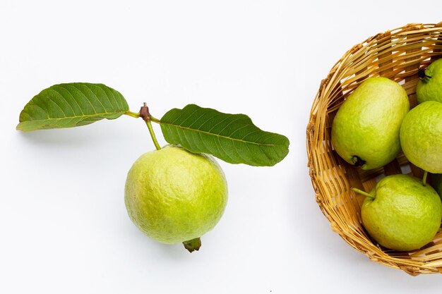 guava fresca su sfondo bianco