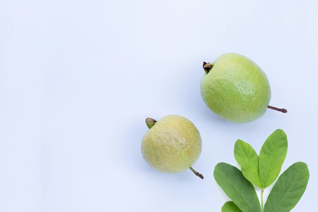 Guava fresca sulla parete bianca.