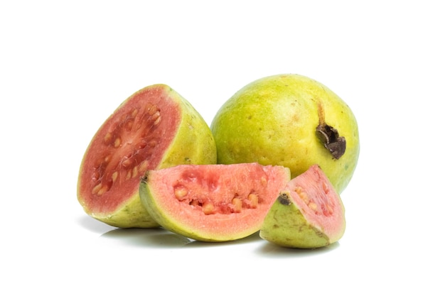 Guava isolato su sfondo bianco